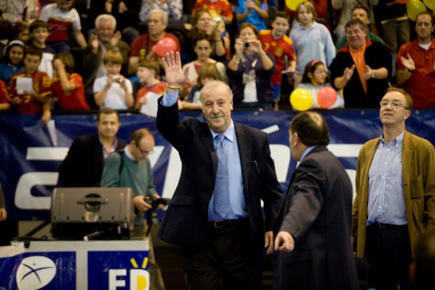 El seleccionador nacional particip� en un encuentro con numeroso p�blico en el Centro Deportivo Avil�s, en el que estuvo acompa�ado por los ex jugadores internacionales asturianos Marcelo Campanal, Eloy Alonso y Eloy Olaya, y el m�dico de la selecci�n espa�ola Oscar Celada.
