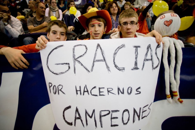 El seleccionador nacional particip� en un encuentro con numeroso p�blico en el Centro Deportivo Avil�s, en el que estuvo acompa�ado por los ex jugadores internacionales asturianos Marcelo Campanal, Eloy Alonso y Eloy Olaya, y el m�dico de la selecci�n espa�ola Oscar Celada.
