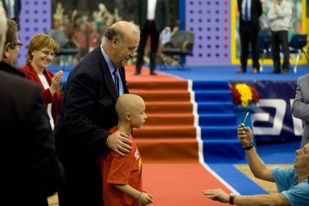 El seleccionador nacional particip� en un encuentro con numeroso p�blico en el Centro Deportivo Avil�s, en el que estuvo acompa�ado por los ex jugadores internacionales asturianos Marcelo Campanal, Eloy Alonso y Eloy Olaya, y el m�dico de la selecci�n espa�ola Oscar Celada.