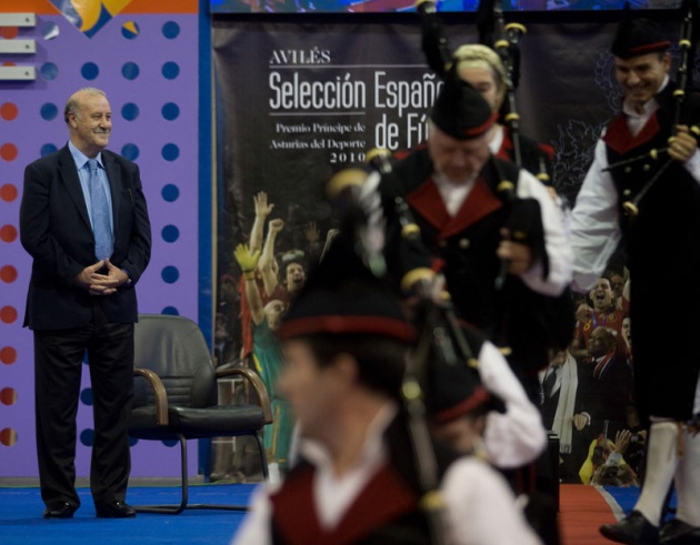 El seleccionador nacional particip� en un encuentro con numeroso p�blico en el Centro Deportivo Avil�s, en el que estuvo acompa�ado por los ex jugadores internacionales asturianos Marcelo Campanal, Eloy Alonso y Eloy Olaya, y el m�dico de la selecci�n espa�ola Oscar Celada.