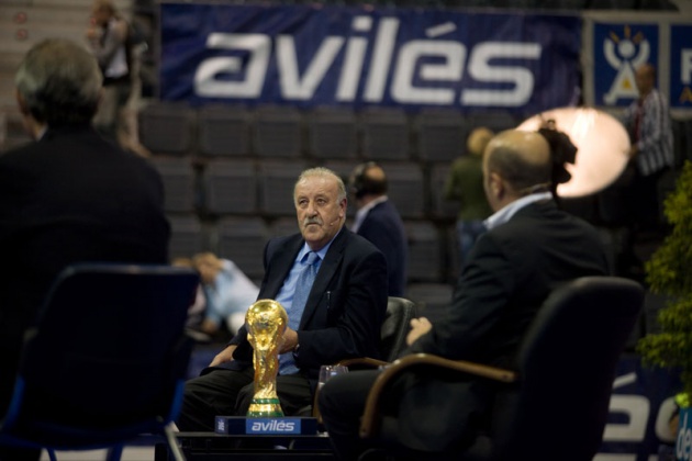El seleccionador nacional particip� en un encuentro con numeroso p�blico en el Centro Deportivo Avil�s, en el que estuvo acompa�ado por los ex jugadores internacionales asturianos Marcelo Campanal, Eloy Alonso y Eloy Olaya, y el m�dico de la selecci�n espa�ola Oscar Celada.