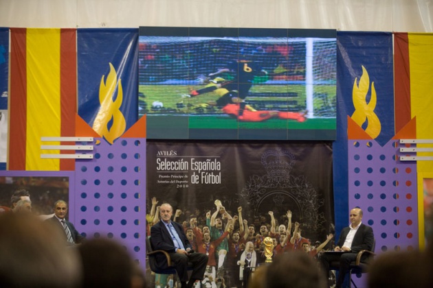 El seleccionador nacional particip� en un encuentro con numeroso p�blico en el Centro Deportivo Avil�s, en el que estuvo acompa�ado por los ex jugadores internacionales asturianos Marcelo Campanal, Eloy Alonso y Eloy Olaya, y el m�dico de la selecci�n espa�ola Oscar Celada.