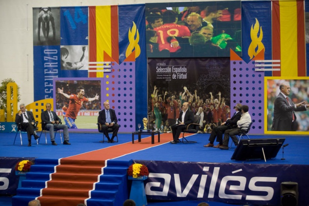 El seleccionador nacional particip� en un encuentro con numeroso p�blico en el Centro Deportivo Avil�s, en el que estuvo acompa�ado por los ex jugadores internacionales asturianos Marcelo Campanal, Eloy Alonso y Eloy Olaya, y el m�dico de la selecci�n espa�ola Oscar Celada.
