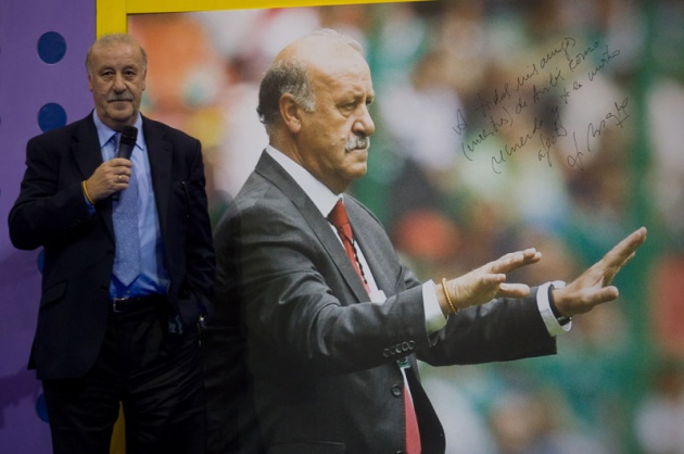 El seleccionador nacional particip� en un encuentro con numeroso p�blico en el Centro Deportivo Avil�s, en el que estuvo acompa�ado por los ex jugadores internacionales asturianos Marcelo Campanal, Eloy Alonso y Eloy Olaya, y el m�dico de la selecci�n espa�ola Oscar Celada.
