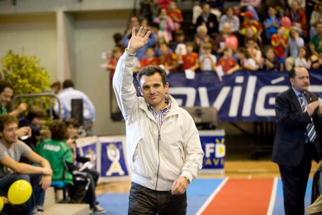 El seleccionador nacional particip� en un encuentro con numeroso p�blico en el Centro Deportivo Avil�s, en el que estuvo acompa�ado por los ex jugadores internacionales asturianos Marcelo Campanal, Eloy Alonso y Eloy Olaya, y el m�dico de la selecci�n espa�ola Oscar Celada.