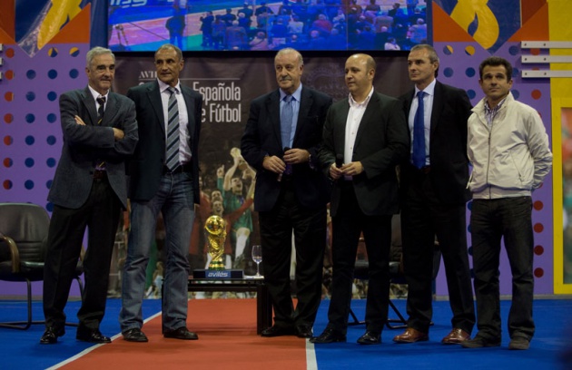 El seleccionador nacional particip� en un encuentro con numeroso p�blico en el Centro Deportivo Avil�s, en el que estuvo acompa�ado por los ex jugadores internacionales asturianos Marcelo Campanal, Eloy Alonso y Eloy Olaya, y el m�dico de la selecci�n espa�ola Oscar Celada.