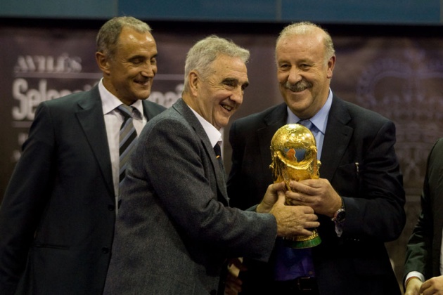 El seleccionador nacional particip� en un encuentro con numeroso p�blico en el Centro Deportivo Avil�s, en el que estuvo acompa�ado por los ex jugadores internacionales asturianos Marcelo Campanal, Eloy Alonso y Eloy Olaya, y el m�dico de la selecci�n espa�ola Oscar Celada.