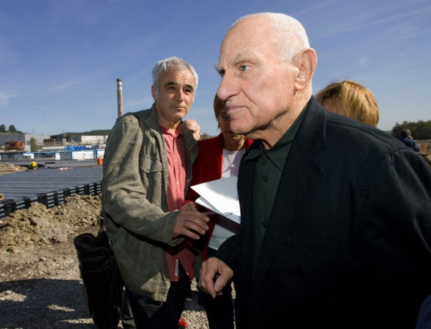 El escultor estadounidense, Premio Pr�ncipe de las Artes 2010, realiz� un recorrido por Avil�s acompa�ado por la alcaldesa de la ciudad, Pilar Varela.