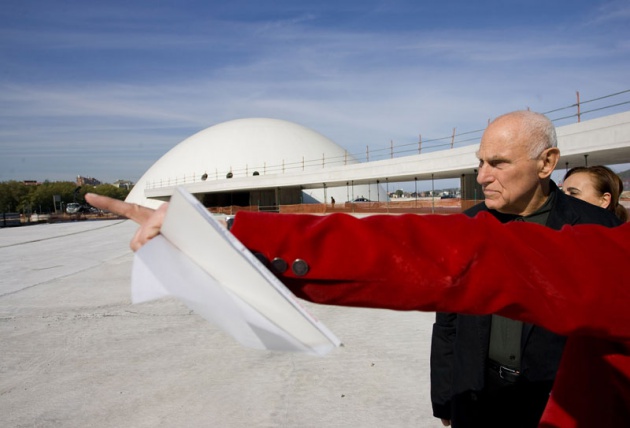 El escultor estadounidense, Premio Pr�ncipe de las Artes 2010, realiz� un recorrido por Avil�s acompa�ado por la alcaldesa de la ciudad, Pilar Varela.