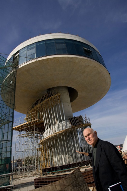 El escultor estadounidense, Premio Pr�ncipe de las Artes 2010, realiz� un recorrido por Avil�s acompa�ado por la alcaldesa de la ciudad, Pilar Varela.