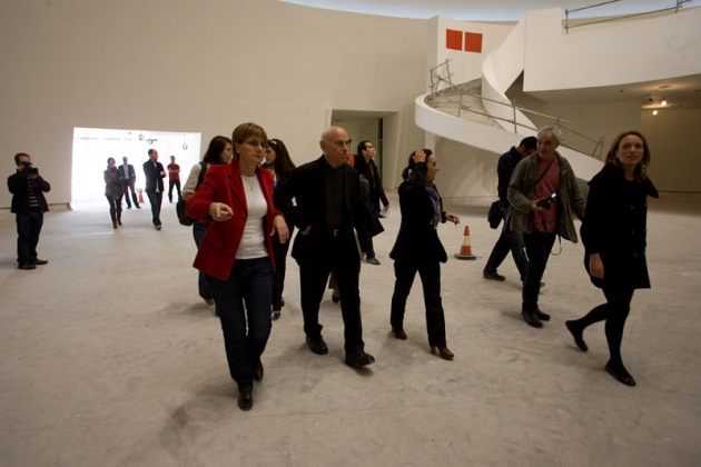 El escultor estadounidense, Premio Pr�ncipe de las Artes 2010, realiz� un recorrido por Avil�s acompa�ado por la alcaldesa de la ciudad, Pilar Varela.