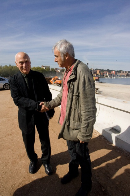 El escultor estadounidense, Premio Pr�ncipe de las Artes 2010, realiz� un recorrido por Avil�s acompa�ado por la alcaldesa de la ciudad, Pilar Varela.