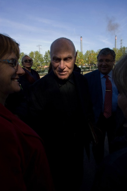 El escultor estadounidense, Premio Pr�ncipe de las Artes 2010, realiz� un recorrido por Avil�s acompa�ado por la alcaldesa de la ciudad, Pilar Varela.
