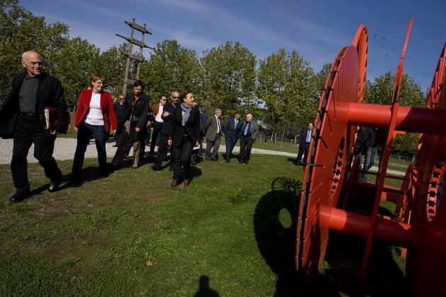 El escultor estadounidense, Premio Pr�ncipe de las Artes 2010, realiz� un recorrido por Avil�s acompa�ado por la alcaldesa de la ciudad, Pilar Varela.
