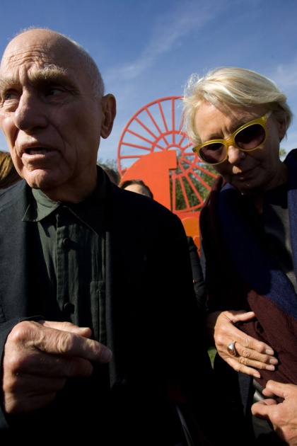 El escultor estadounidense, Premio Pr�ncipe de las Artes 2010, realiz� un recorrido por Avil�s acompa�ado por la alcaldesa de la ciudad, Pilar Varela.