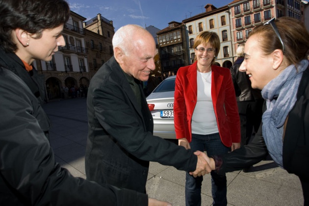 El escultor estadounidense, Premio Pr�ncipe de las Artes 2010, realiz� un recorrido por Avil�s acompa�ado por la alcaldesa de la ciudad, Pilar Varela.