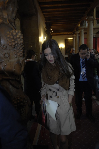 La periodista acapar� las miradas de la gente que esperaba a los invitados en las proximidades del Hotel de la Reconquista, mientras ultimaba detalles para asistir como profesional acreditada a la ceremonia de entrega.