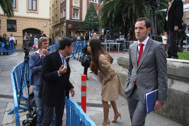 La periodista acapar� las miradas de la gente que esperaba a los invitados en las proximidades del Hotel de la Reconquista, mientras ultimaba detalles para asistir como profesional acreditada a la ceremonia de entrega.