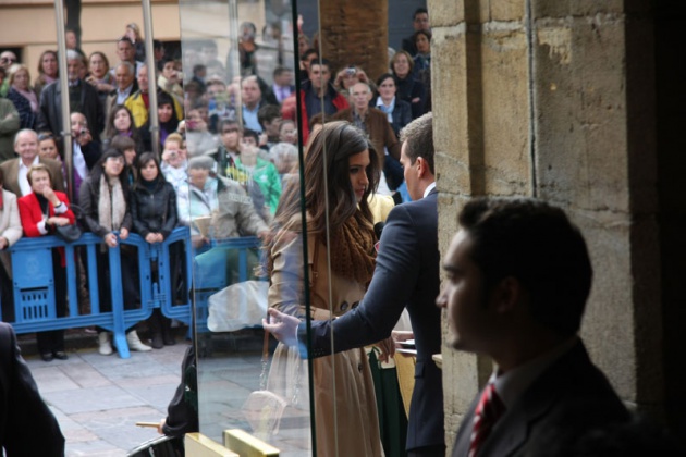 La periodista acapar� las miradas de la gente que esperaba a los invitados en las proximidades del Hotel de la Reconquista, mientras ultimaba detalles para asistir como profesional acreditada a la ceremonia de entrega.