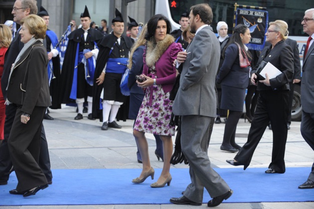 Llegada de invitados, premiados y autoridades a la ceremonia de los Premios Pr�ncipe de Asturias 2010, celebrada en el Teatro Campoamor de Oviedo