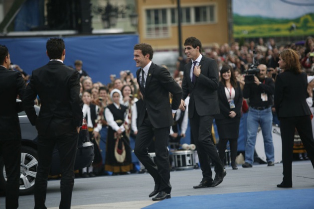 Llegada de invitados, premiados y autoridades a la ceremonia de los Premios Pr�ncipe de Asturias 2010, celebrada en el Teatro Campoamor de Oviedo