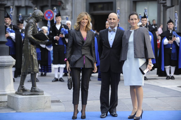 Llegada de invitados, premiados y autoridades a la ceremonia de los Premios Pr�ncipe de Asturias 2010, celebrada en el Teatro Campoamor de Oviedo