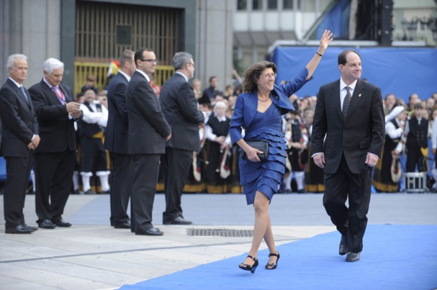 Llegada de invitados, premiados y autoridades a la ceremonia de los Premios Pr�ncipe de Asturias 2010, celebrada en el Teatro Campoamor de Oviedo