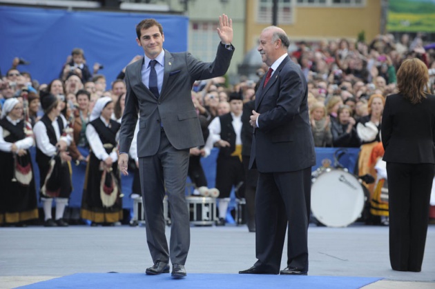 Llegada de invitados, premiados y autoridades a la ceremonia de los Premios Pr�ncipe de Asturias 2010, celebrada en el Teatro Campoamor de Oviedo