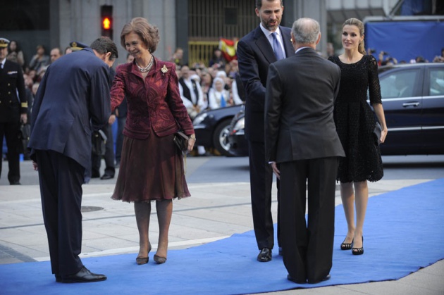 Llegada de invitados, premiados y autoridades a la ceremonia de los Premios Pr�ncipe de Asturias 2010, celebrada en el Teatro Campoamor de Oviedo