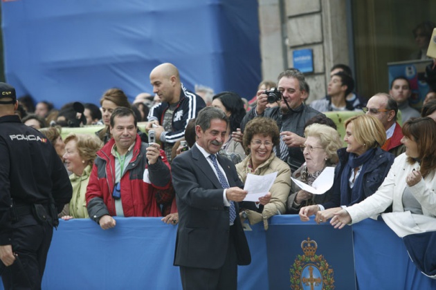 Llegada de invitados, premiados y autoridades a la ceremonia de los Premios Pr�ncipe de Asturias 2010, celebrada en el Teatro Campoamor de Oviedo