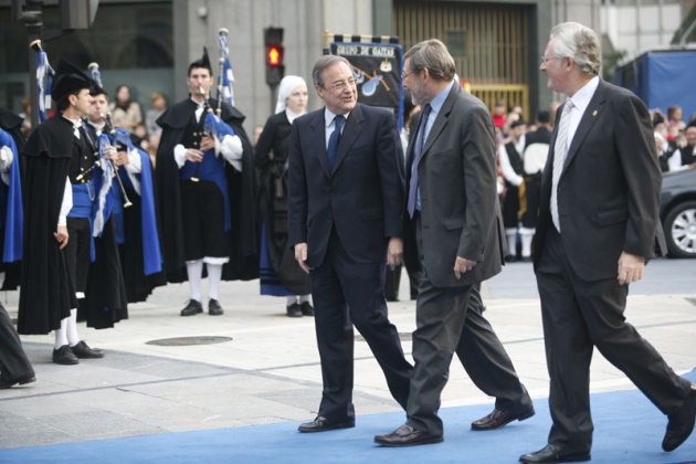 Llegada de invitados, premiados y autoridades a la ceremonia de los Premios Pr�ncipe de Asturias 2010, celebrada en el Teatro Campoamor de Oviedo