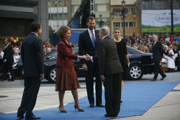 Llegada de invitados, premiados y autoridades a la ceremonia de los Premios Pr�ncipe de Asturias 2010, celebrada en el Teatro Campoamor de Oviedo
