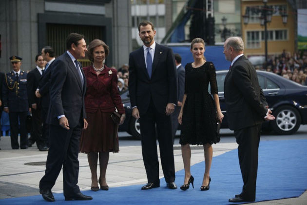 Llegada de invitados, premiados y autoridades a la ceremonia de los Premios Pr�ncipe de Asturias 2010, celebrada en el Teatro Campoamor de Oviedo