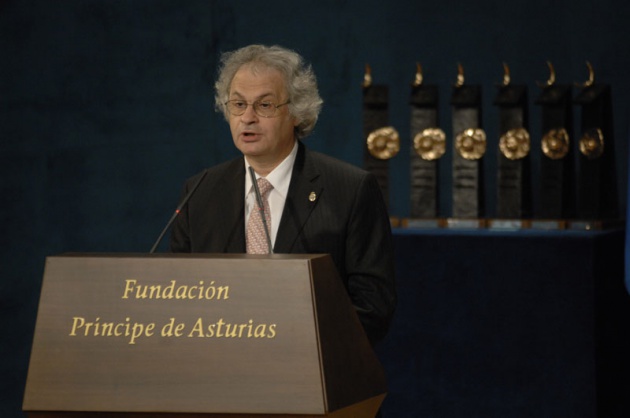 El Pr�ncipe Felipe entrega al escritor liban�s Amin Maalouf el Premio Pr�ncipe de Asturias de las Letras 2010.