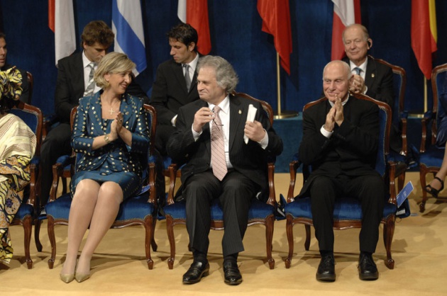 El Pr�ncipe Felipe entrega al escritor liban�s Amin Maalouf el Premio Pr�ncipe de Asturias de las Letras 2010.