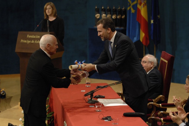 El Pr�ncipe Felipe entrega al escritor liban�s Amin Maalouf el Premio Pr�ncipe de Asturias de las Letras 2010.