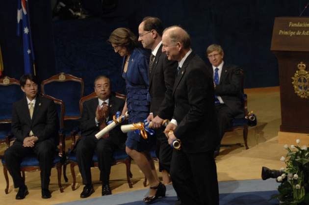El Pr�ncipe Felipe entrega al escritor liban�s Amin Maalouf el Premio Pr�ncipe de Asturias de las Letras 2010.