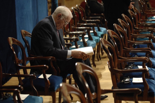 El Pr�ncipe Felipe entrega al escritor liban�s Amin Maalouf el Premio Pr�ncipe de Asturias de las Letras 2010.