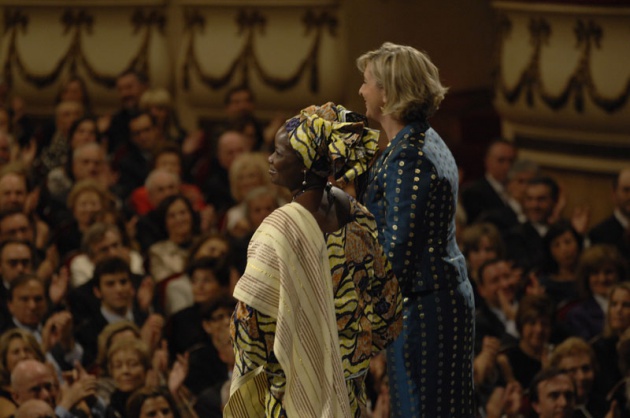 El Pr�ncipe Felipe entrega al escritor liban�s Amin Maalouf el Premio Pr�ncipe de Asturias de las Letras 2010.