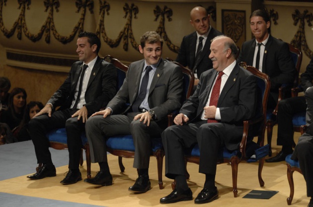 El Pr�ncipe Felipe entrega al escritor liban�s Amin Maalouf el Premio Pr�ncipe de Asturias de las Letras 2010.