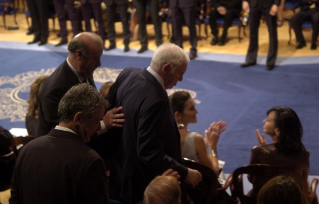 El Pr�ncipe Felipe entrega al escritor liban�s Amin Maalouf el Premio Pr�ncipe de Asturias de las Letras 2010.