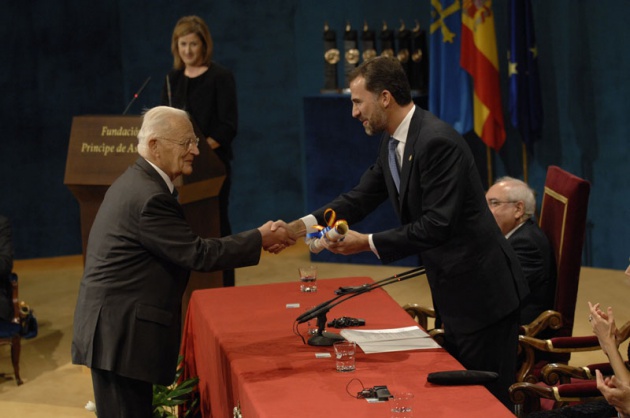 El Pr�ncipe Felipe entrega al escritor liban�s Amin Maalouf el Premio Pr�ncipe de Asturias de las Letras 2010.