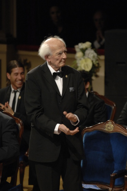 El Pr�ncipe Felipe entrega al escritor liban�s Amin Maalouf el Premio Pr�ncipe de Asturias de las Letras 2010.
