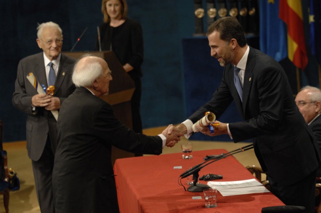 El Pr�ncipe Felipe entrega al escritor liban�s Amin Maalouf el Premio Pr�ncipe de Asturias de las Letras 2010.