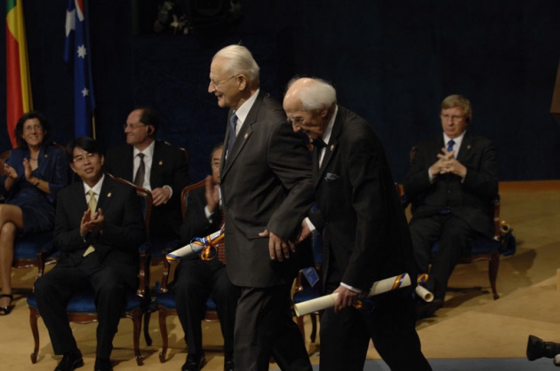 El Pr�ncipe Felipe entrega al escritor liban�s Amin Maalouf el Premio Pr�ncipe de Asturias de las Letras 2010.