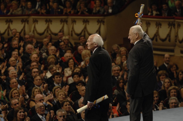El Pr�ncipe Felipe entrega al escritor liban�s Amin Maalouf el Premio Pr�ncipe de Asturias de las Letras 2010.