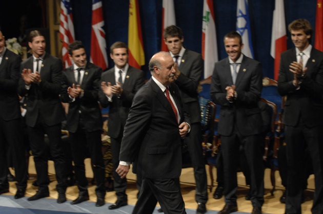 El Pr�ncipe Felipe entrega al escritor liban�s Amin Maalouf el Premio Pr�ncipe de Asturias de las Letras 2010.