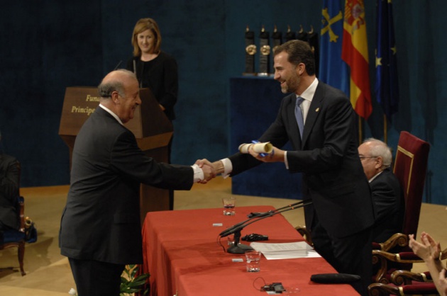 El Pr�ncipe Felipe entrega al escritor liban�s Amin Maalouf el Premio Pr�ncipe de Asturias de las Letras 2010.
