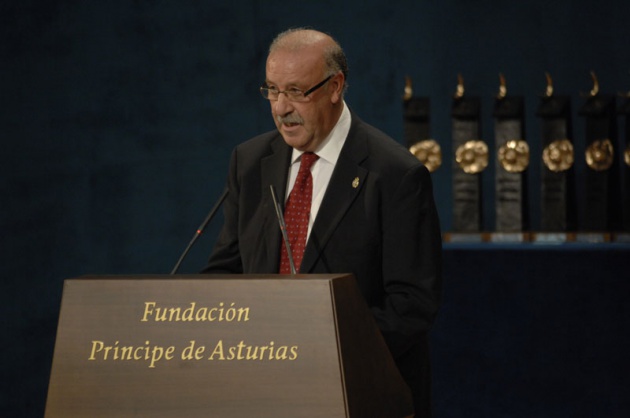 El Pr�ncipe Felipe entrega al escritor liban�s Amin Maalouf el Premio Pr�ncipe de Asturias de las Letras 2010.
