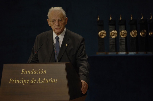 El Pr�ncipe Felipe entrega al escritor liban�s Amin Maalouf el Premio Pr�ncipe de Asturias de las Letras 2010.